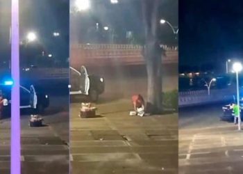 Policías de Villahermosa son captados donando comida a trabajadores en crucero