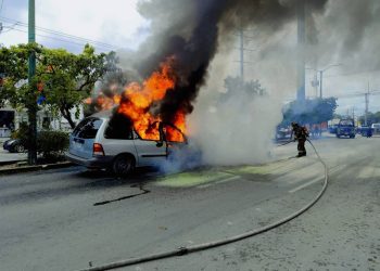 Se incendia camioneta en Av Nichupté de Cancún