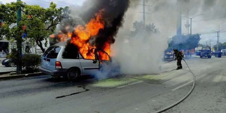 Se incendia camioneta en Av Nichupté de Cancún