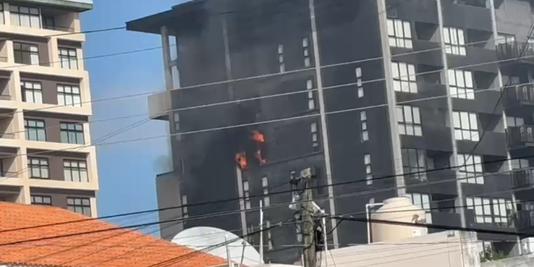 Se incendia edificio de Montes de Amé