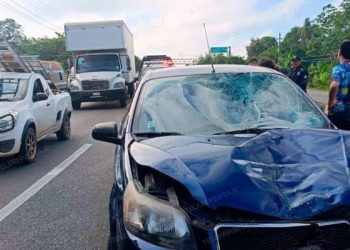 Vehículo embiste a pareja de motociclistas en la carretera Villahermosa-Frontera