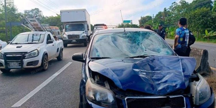 Vehículo embiste a pareja de motociclistas en la carretera Villahermosa-Frontera