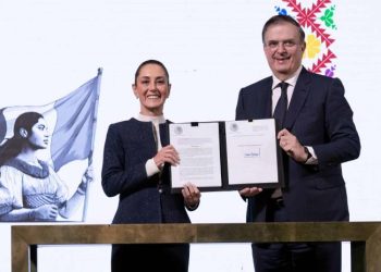 Claudia Sheinbaum firma decreto para la protección de la industria textil