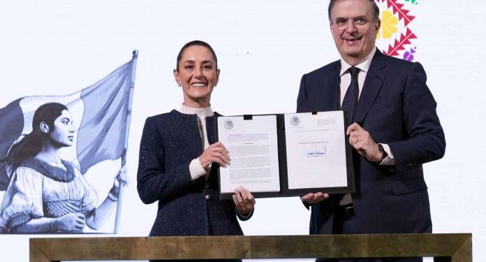 Claudia Sheinbaum firma decreto para la protección de la industria textil