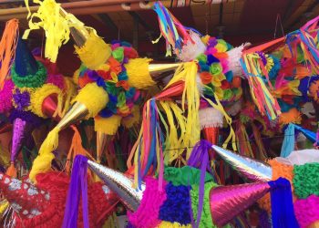 Repunta venta de piñatas en Ciudad Deportiva; hay desde 150 pesos hasta los 1,500