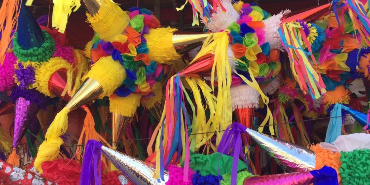 Repunta venta de piñatas en Ciudad Deportiva; hay desde 150 pesos hasta los 1,500