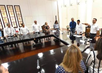 Gobernador Javier May toma protesta ante Gerardo López Conde como presidente del Colegio de Notarios