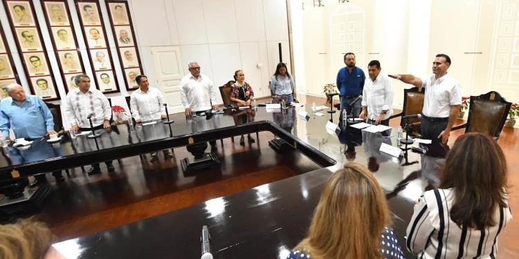 Gobernador Javier May toma protesta ante Gerardo López Conde como presidente del Colegio de Notarios