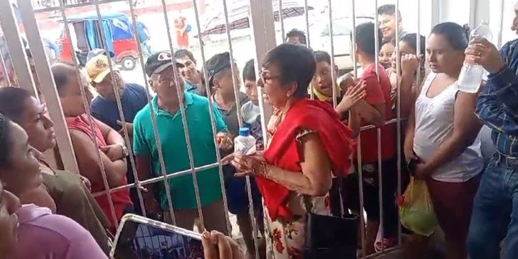Padres de familia en Tamulté protestan para evitar la salida de maestra