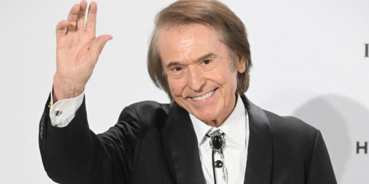 El cantante Raphael seguirá hospitalizado
