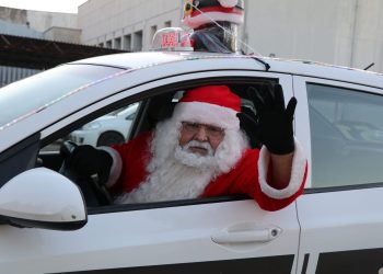 Santa Taxista lleva alegría y regalos a niños de escasos recursos en Tabasco