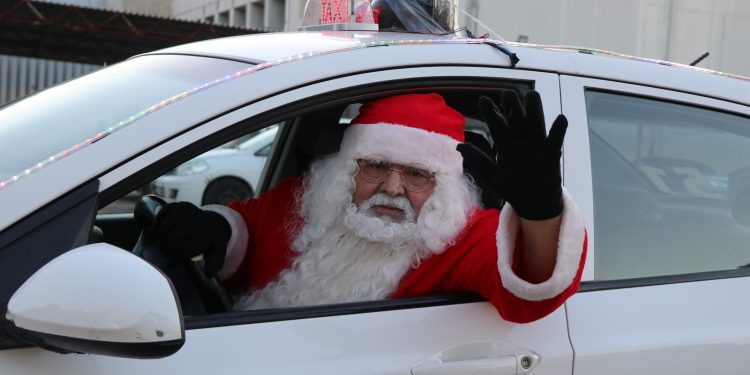 Santa Taxista lleva alegría y regalos a niños de escasos recursos en Tabasco