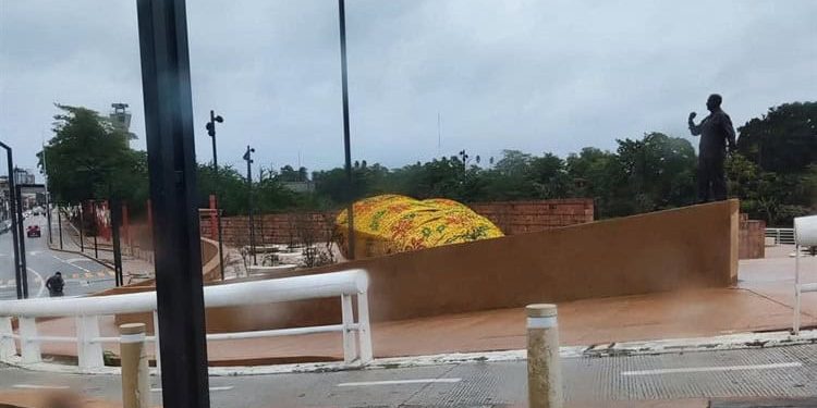 Lluvias del frente frío 14 provocan anegaciones y caída de árboles, incluido un árbol de Navidad en Villahermosa