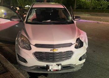 Conductor se impacta contra una palmera en la Zona Hotelera