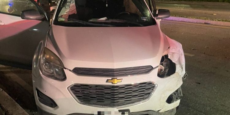 Conductor se impacta contra una palmera en la Zona Hotelera