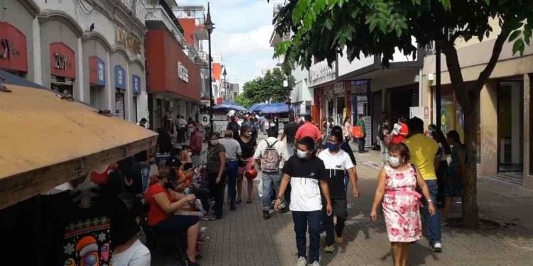 Centro de Villahermosa se llena de compradores antes de Navidad