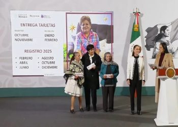 Claudia Sheinbaum entrega las primeras tarjetas del programa Pensión Mujeres Bienestar