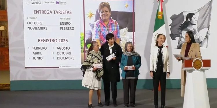 Claudia Sheinbaum entrega las primeras tarjetas del programa Pensión Mujeres Bienestar