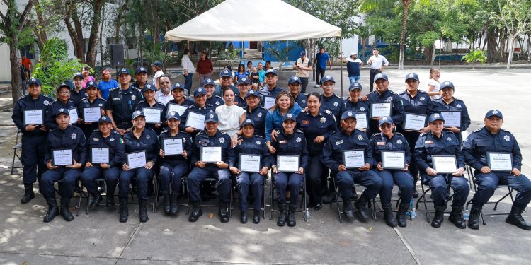 Honra Ana Paty Peralta al personal de prevención de delito