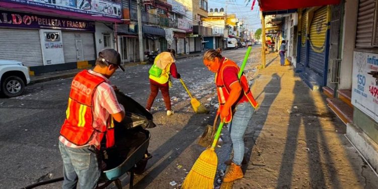 Ayuntamiento de Centro retira toneladas de basura en mercados de Villahermosa tras celebraciones