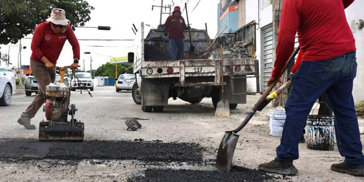 Intensifica Ana Paty Peralta programa de bacheo en Cancún