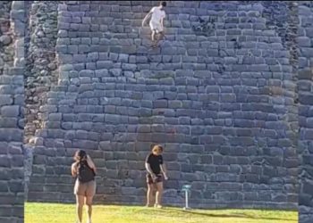 Turistas Italianos suben sin autorización al castillo en Chichen Itzá