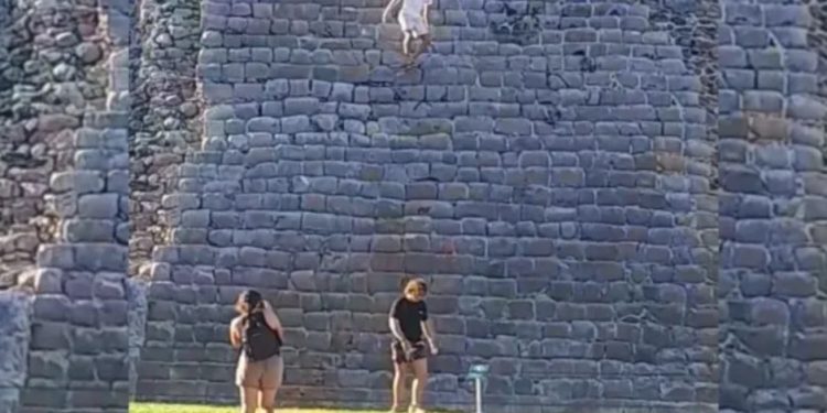 Turistas Italianos suben sin autorización al castillo en Chichen Itzá