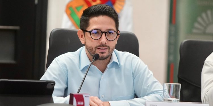 La Mafia Verde prolonga magistratura de Hayden Cebada hasta el 2033 y le entrega pensión vitalicia