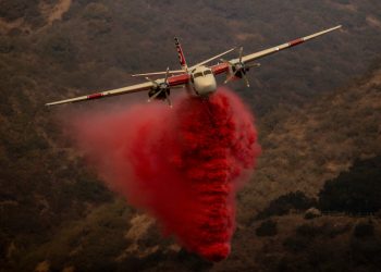 Hidroaviones tiñen de polvo rosa para ralentizar las llamas en los Ángeles