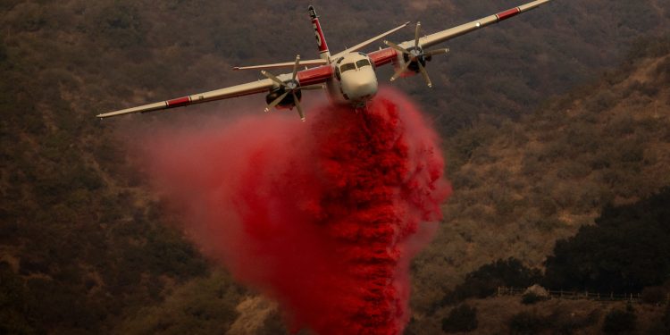 Hidroaviones tiñen de polvo rosa para ralentizar las llamas en los Ángeles