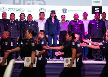Entrega Estefanía Mercado insignias de ascensos a elementos en retiro y activo de la policía de Solidaridad