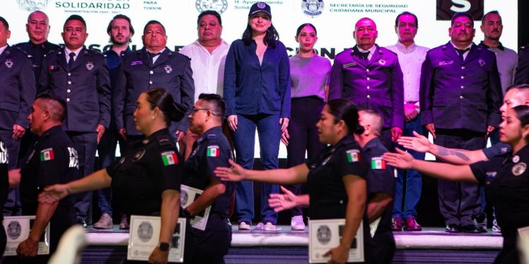 Entrega Estefanía Mercado insignias de ascensos a elementos en retiro y activo de la policía de Solidaridad