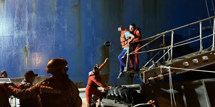 La Secretaría de Marina informó el rescate de ocho extranjeros en Alta Mar