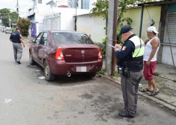 Ayuntamiento de Comalcalco retira autos abandonados para mejorar vialidades