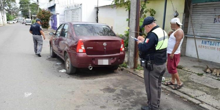 Ayuntamiento de Comalcalco retira autos abandonados para mejorar vialidades