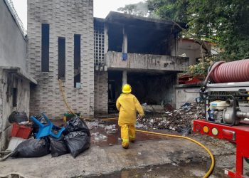 Incendio en casa abandonada del Centro de Villahermosa consume botellas PET y basura