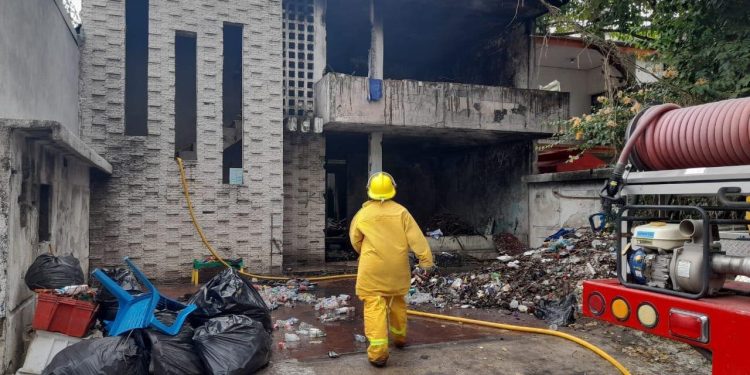 Incendio en casa abandonada del Centro de Villahermosa consume botellas PET y basura