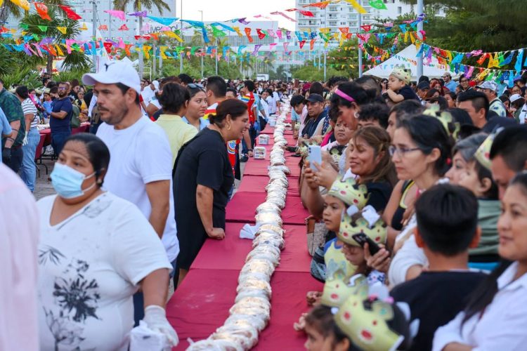 Con motivo de reforzar los lazos familiares y preservar las costumbres mexicanas Gobierno de BJ celebra el día de Reyes con la «Rosca más grande» en Cancún