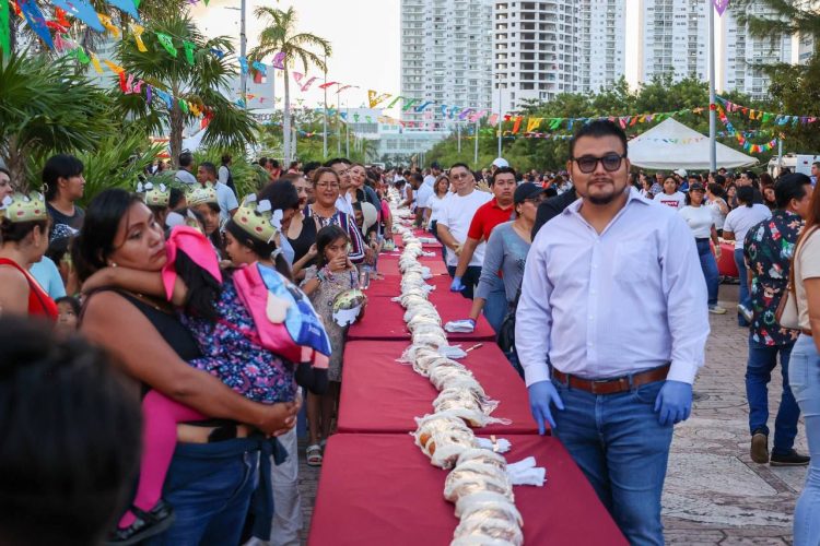 Con motivo de reforzar los lazos familiares y preservar las costumbres mexicanas Gobierno de BJ celebra el día de Reyes con la «Rosca más grande» en Cancún