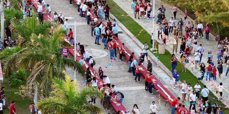 Con motivo de reforzar los lazos familiares y preservar las costumbres mexicanas Gobierno de BJ celebra el día de Reyes con la «Rosca más grande» en Cancún