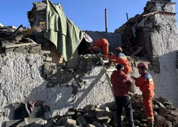 Un fuerte terremoto sacudió al oeste de China dejando 126 personas muertas