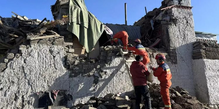 Un fuerte terremoto sacudió al oeste de China dejando 126 personas muertas