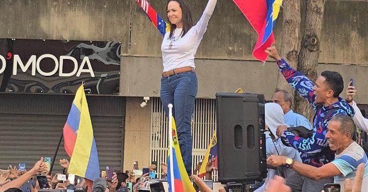 María Corina Machado, fue «violentamente interceptada» al salir de la marcha y  disparan en contra su equipo en Venezuela