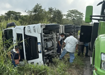 Vuelca una góndola en la carretera federal Villahermosa-Macuspana