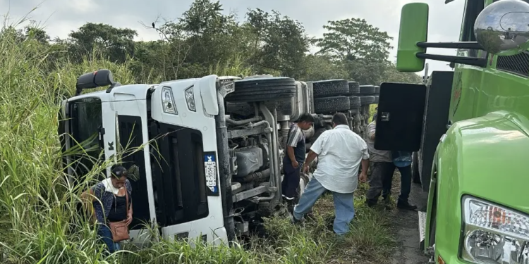 Vuelca una góndola en la carretera federal Villahermosa-Macuspana