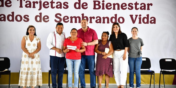 Javier May entrega los primeros 1,000 certificados de Sembrando Vida estatal en Macuspana y Tacotalpa