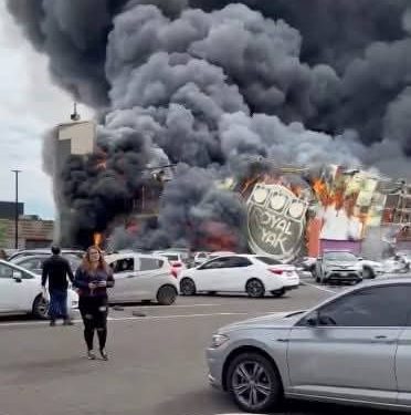 Incendio consume el casino Royal Yak en Culiacán, Sinaloa