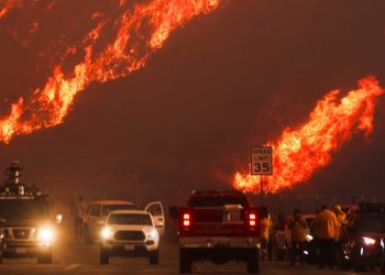 Más de 50, 000 personas evacuan tras nuevo incendio en el condado de los Ángeles