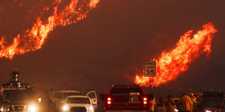 Más de 50, 000 personas evacuan tras nuevo incendio en el condado de los Ángeles