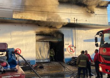 Incendio consume bodega de muebles en Villahermosa